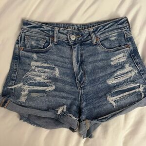 AMERICAN EAGLE MEDIUM WASH DISTRESSED DENIM SHORTS
